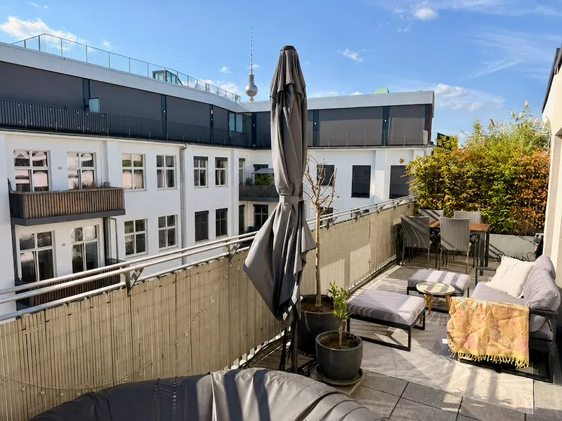 Penthouse mit 2 Terrassen, begehbarer Ankleide und Stellplatz — photo 1